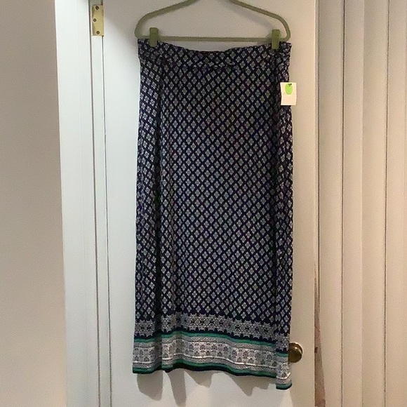 NWT Liz Claiborne Women's Black White Geometric Print A